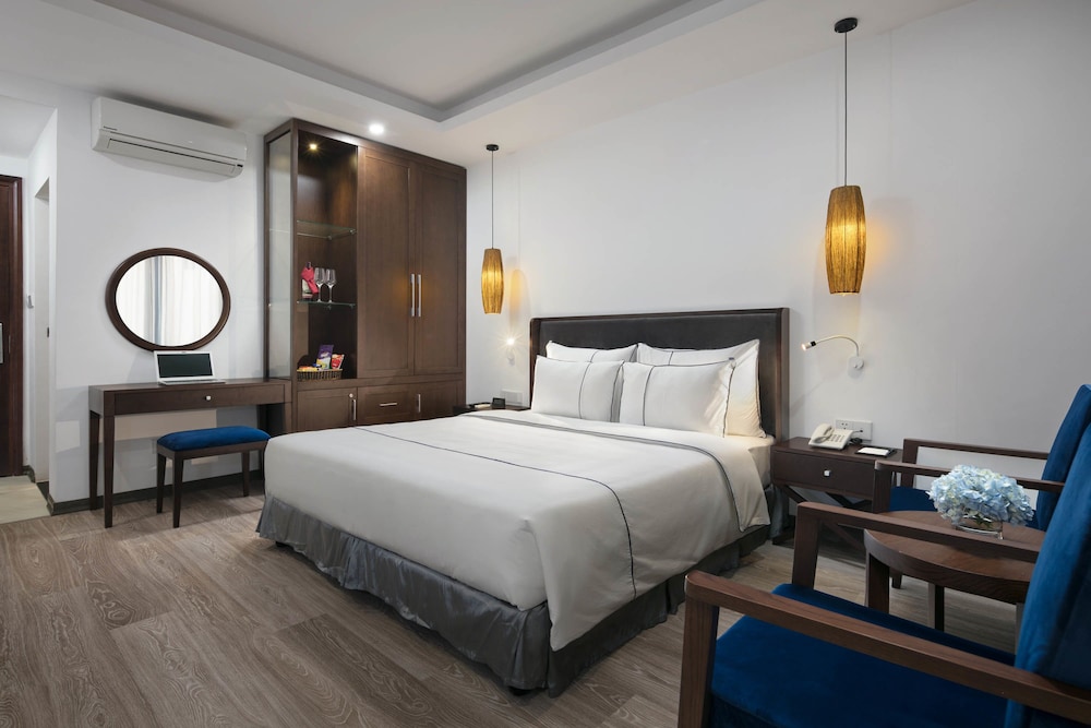 PREMIER, KING BED, CITY VIEW