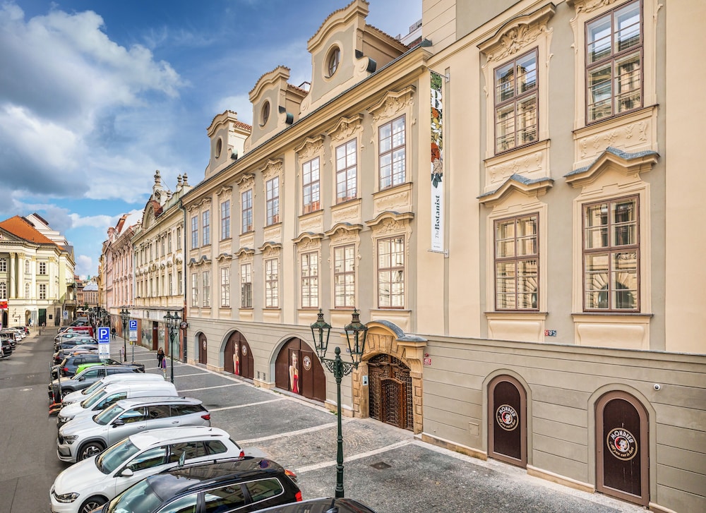 Hotel Modra Ruze 33/41