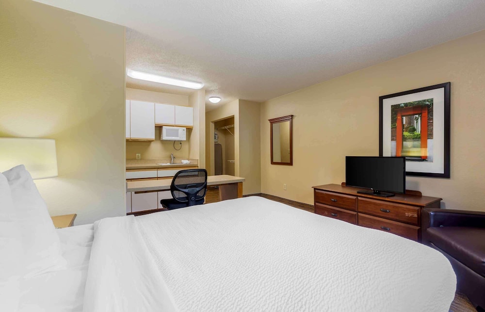 STUDIO, QUEEN BED