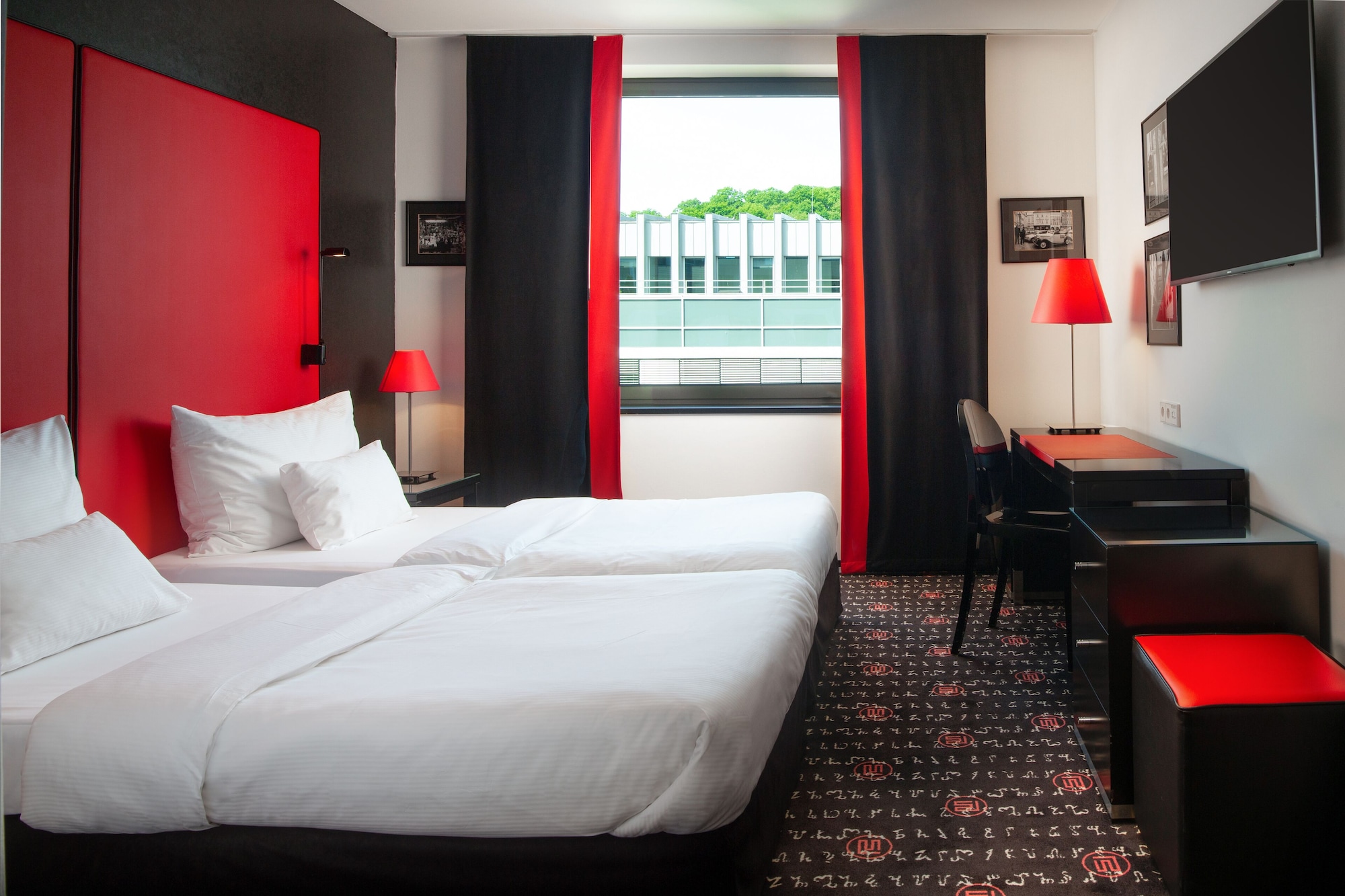 DELUXE, DOUBLE OR TWIN BED