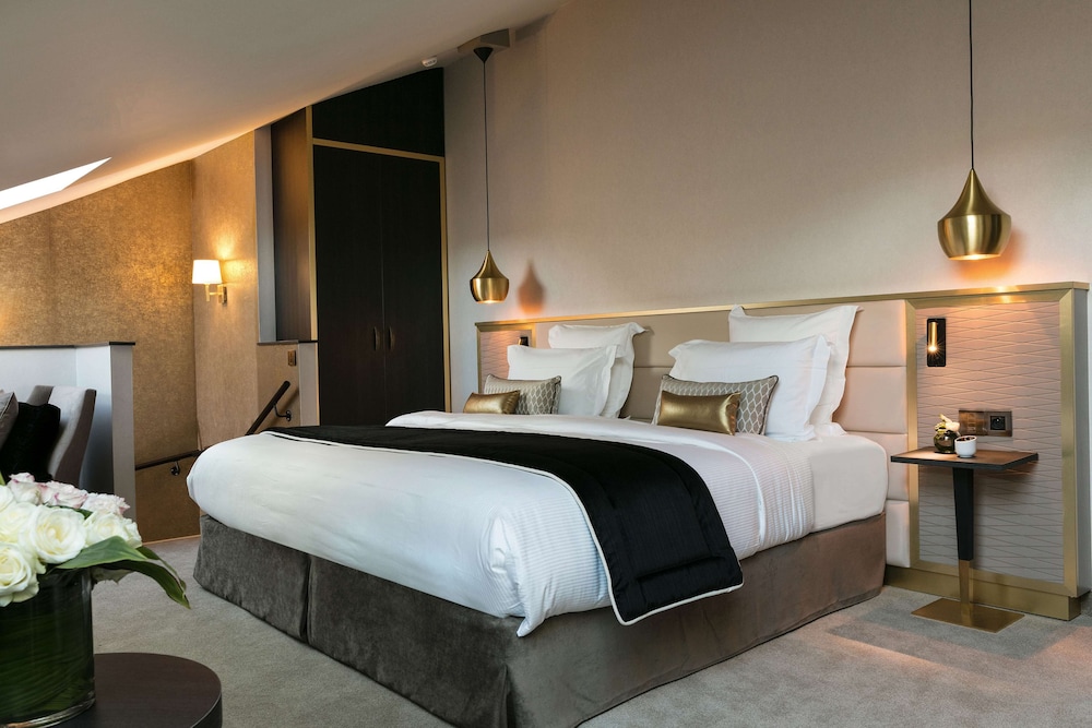 Niepce Paris Curio Collection By Hilton 9/39