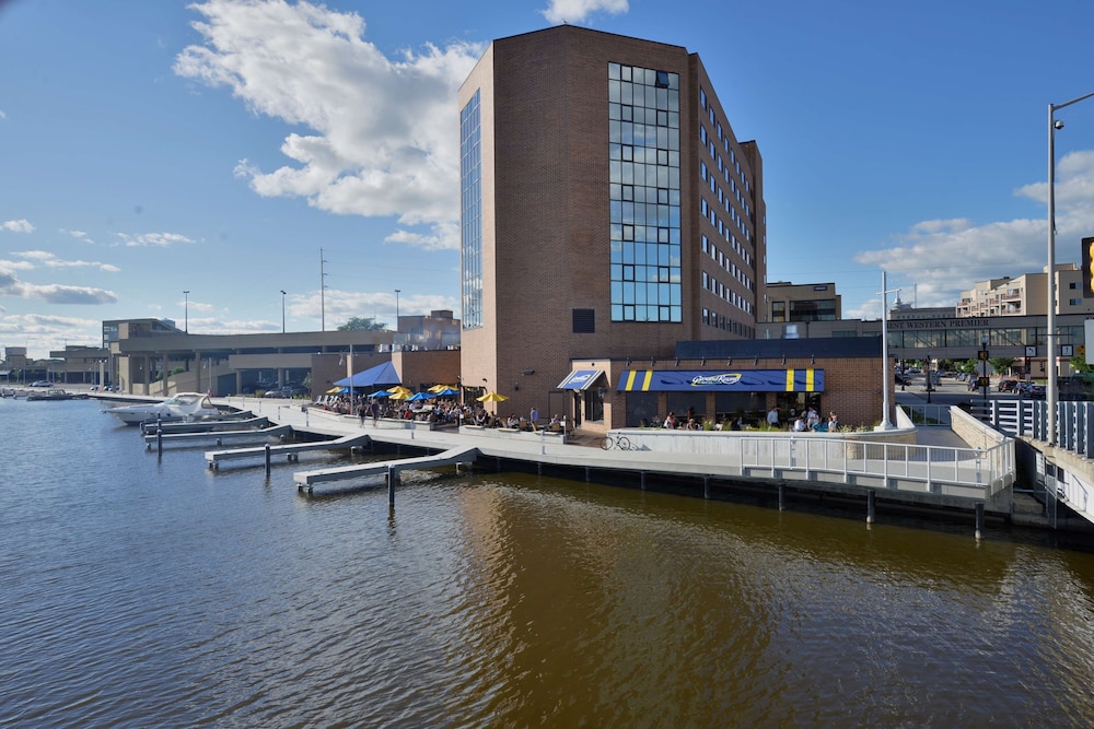 Oshkosh Waterfront Hotel & Conference Center 56/58