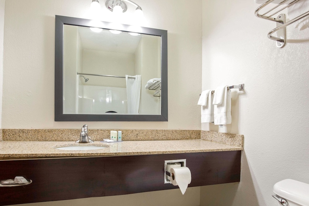 Quality Inn & Suites Arnold St Louis 21/29
