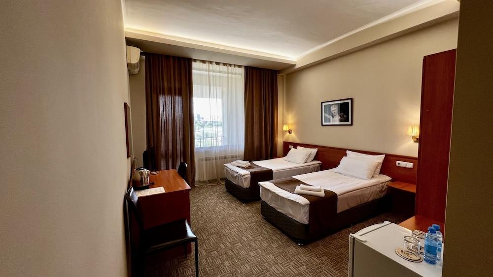 STANDARD, TWIN BEDS, POOL VIEW