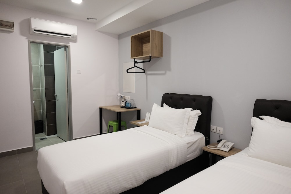 Deluxe, Twin Beds, No Window