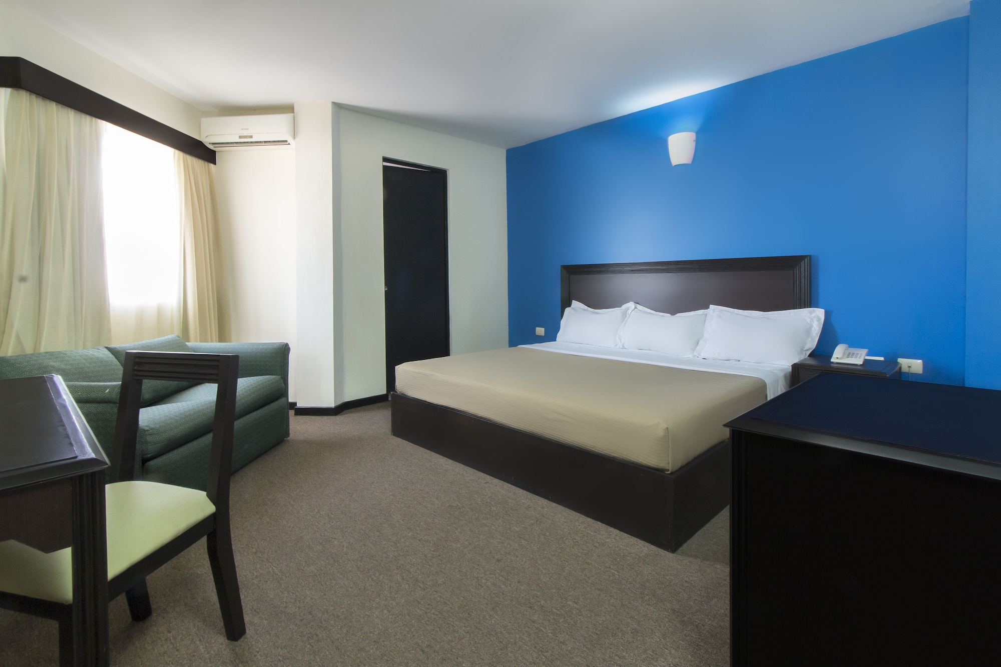 SUPERIOR, KING BED