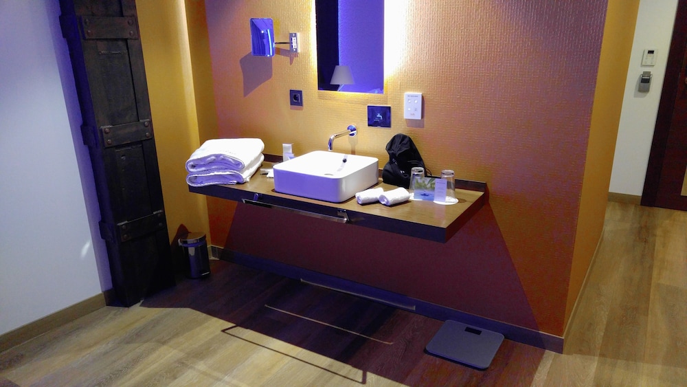SUPERIOR, KING BED, HOT TUB