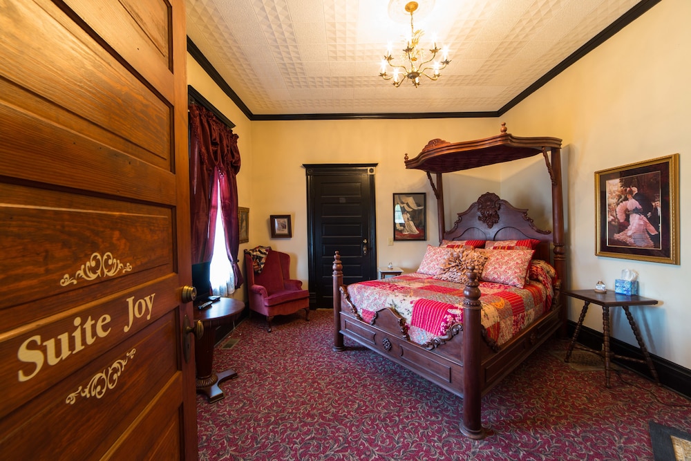 Grand Victorian Inn 7/32