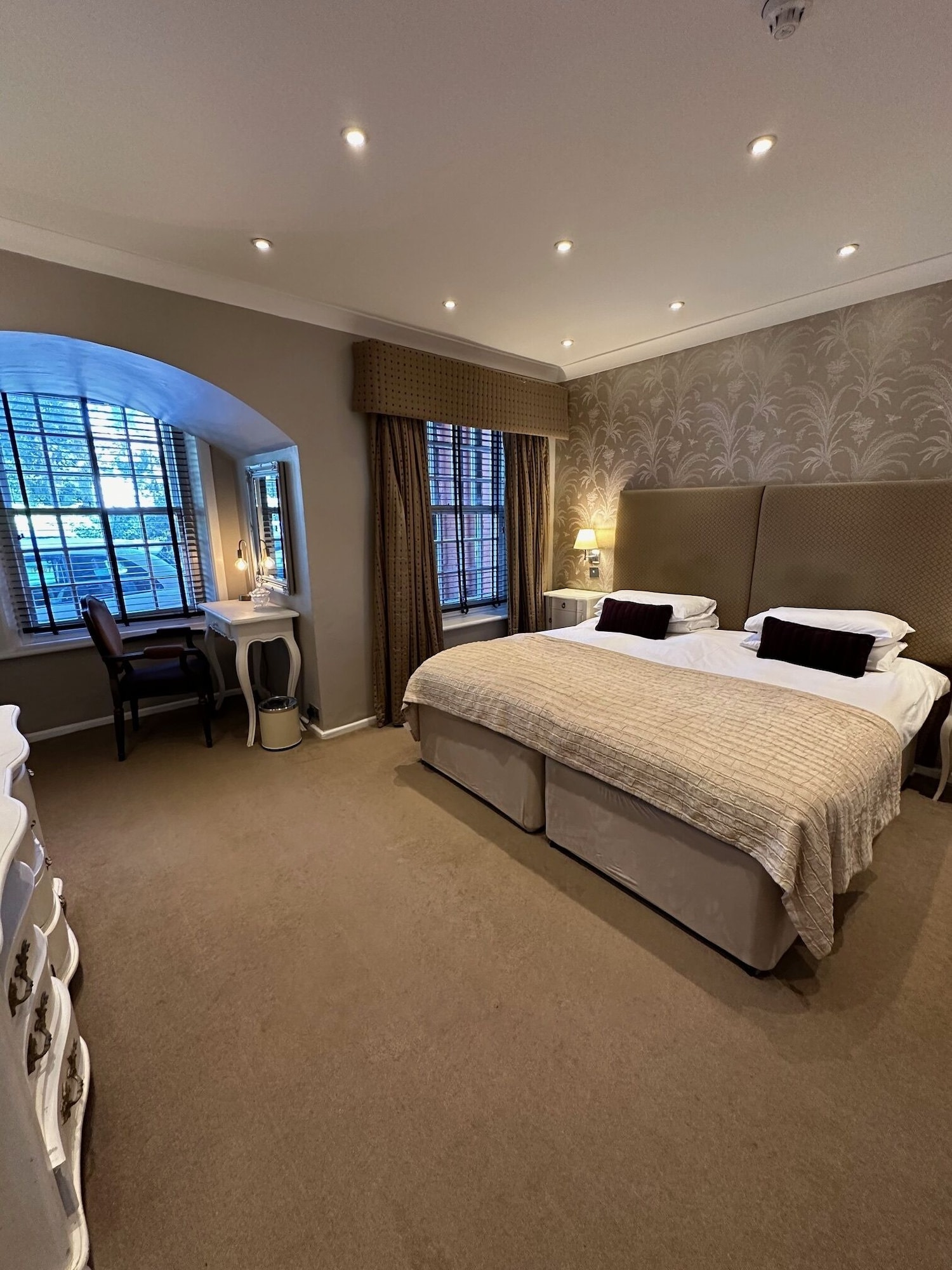EXECUTIVE, SUITE