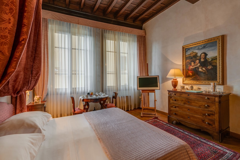 DELUXE, DOUBLE BED