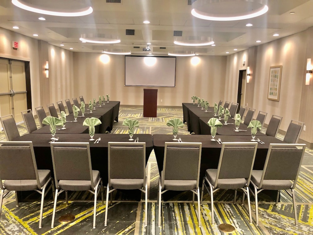 Holiday Inn & Suites Houston NW - Willowbrook 45/60