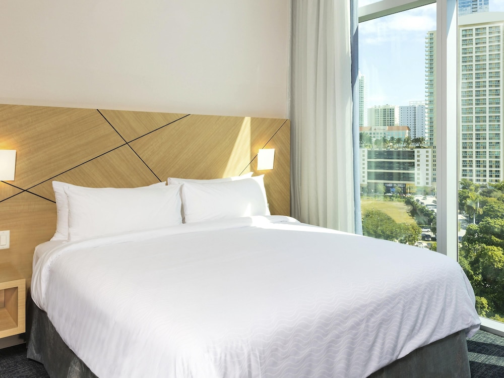 SUITE, KING BED, BAY VIEW