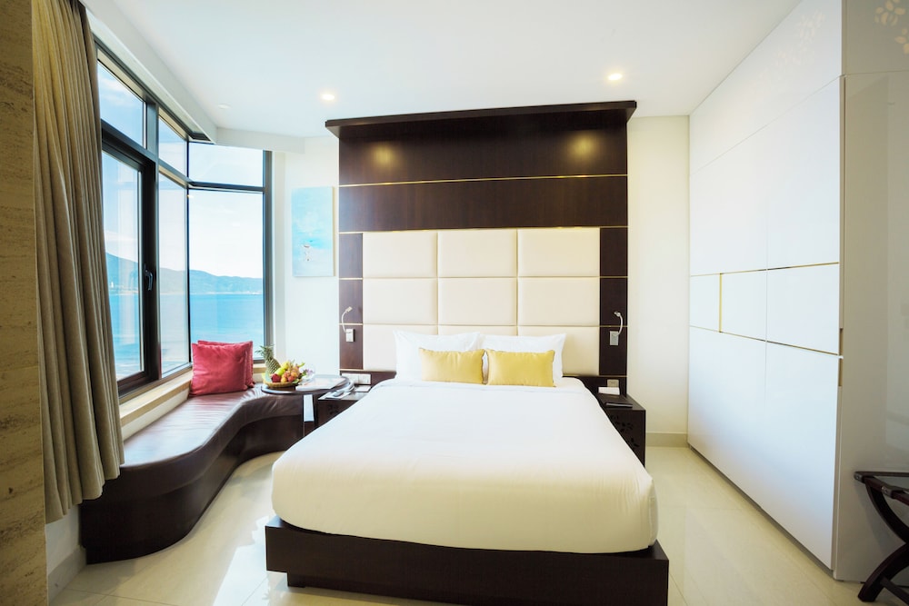 Senior, Double Bed, Partial Ocean View, Holiday Beach Hotel Danang 8/10