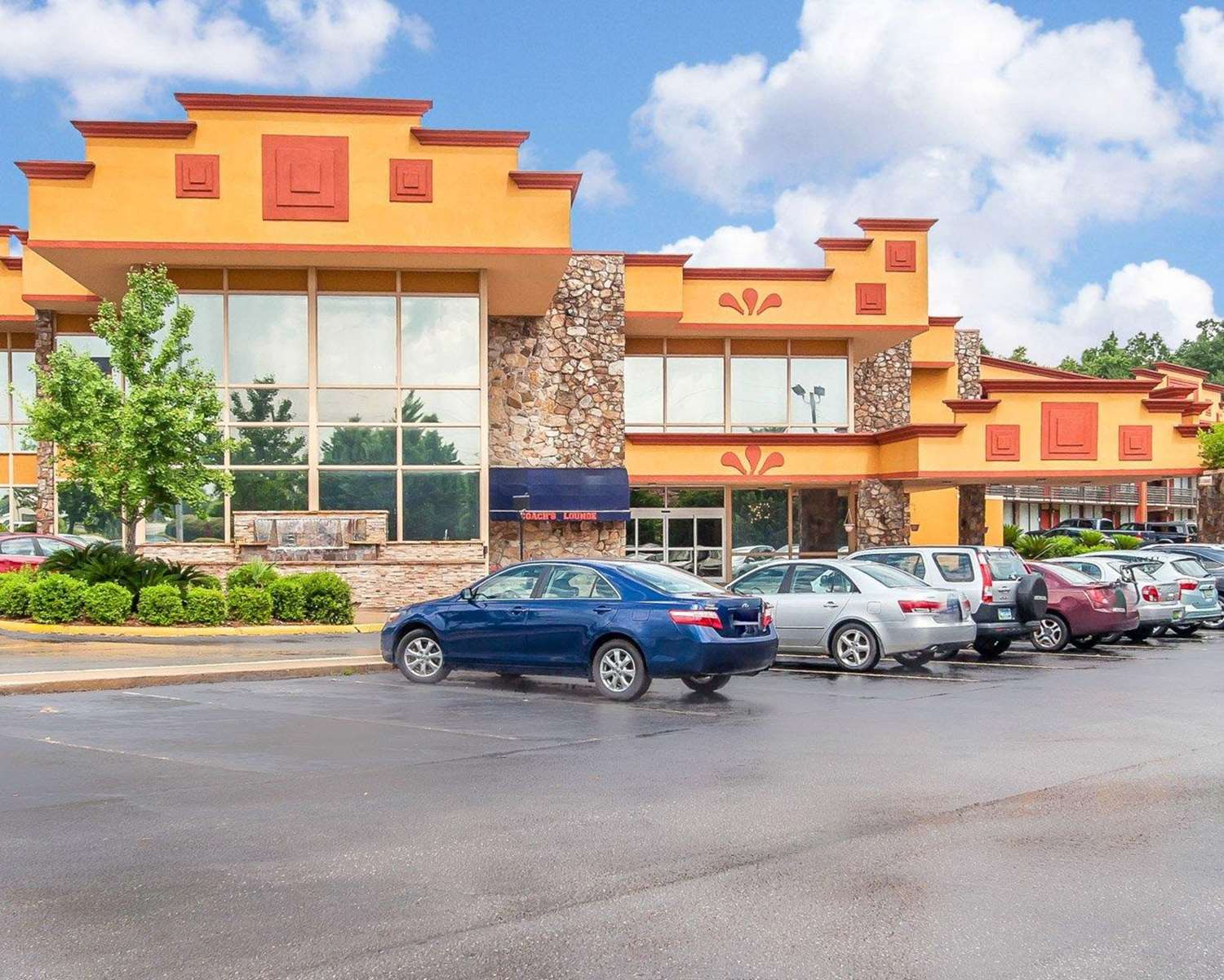 Clarion Inn & Suites University Center 25/27