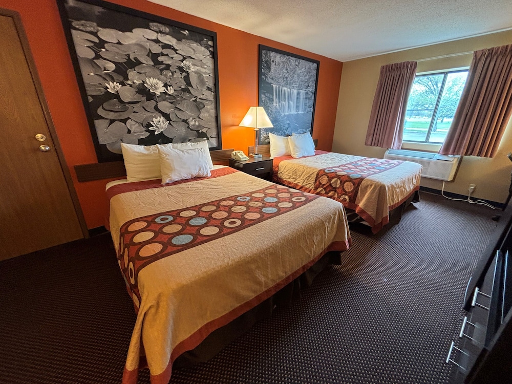 Super 8 by Wyndham Du Quoin 8/23
