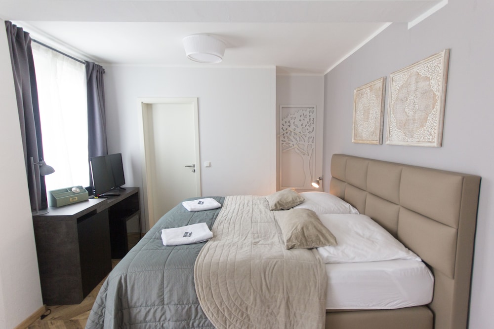 Tm Suites 8/36
