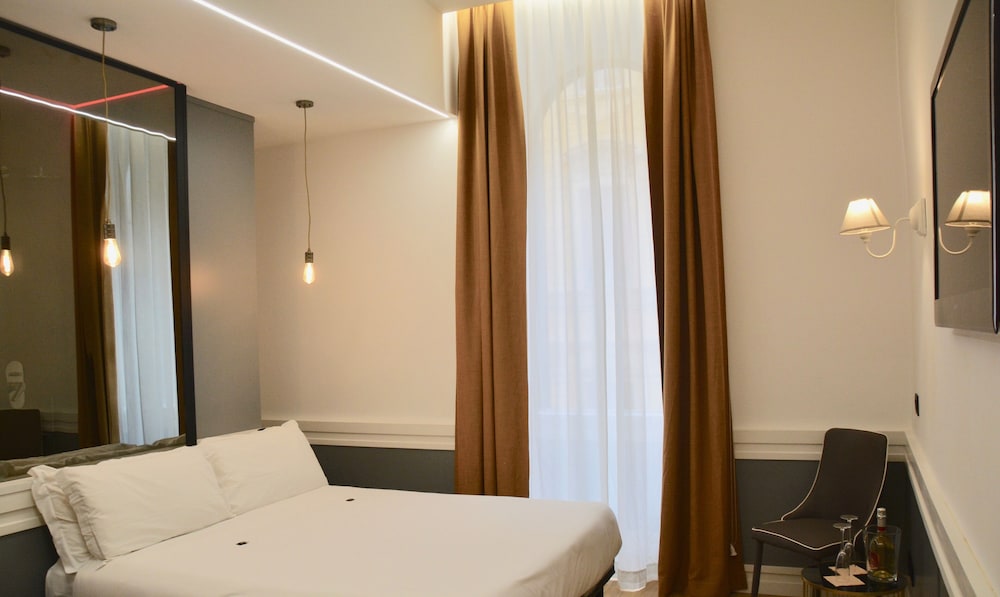 DELUXE, DOUBLE OR TWIN BED
