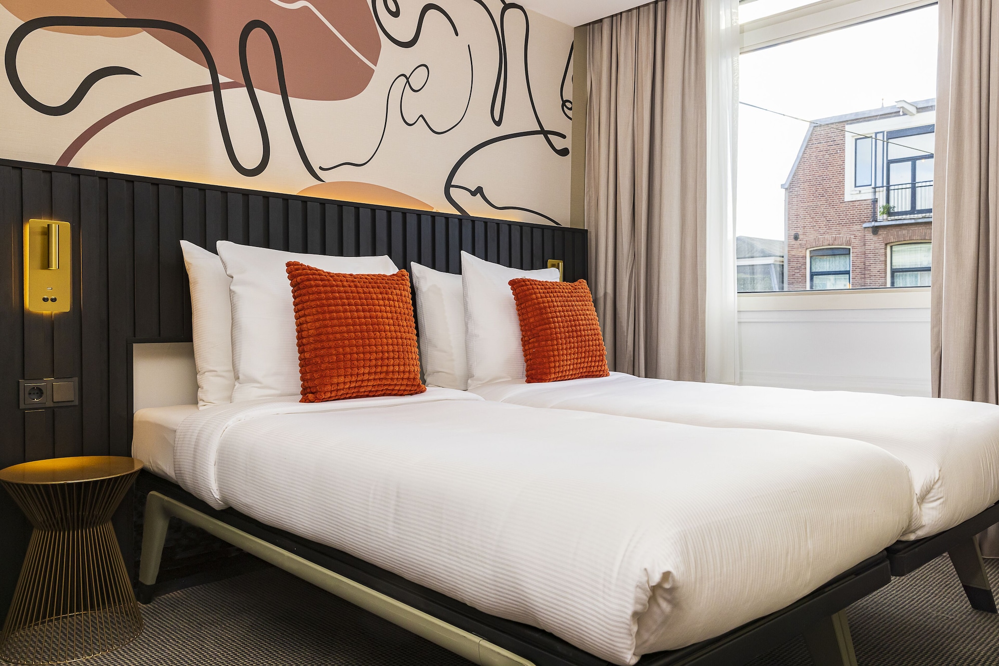 COMFORT, TWIN BEDS