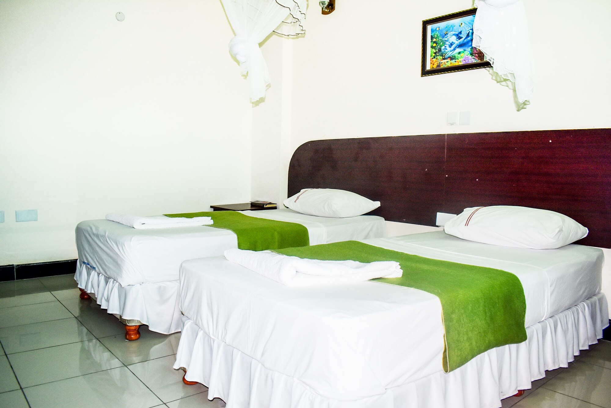 ROOM, TWIN BEDS