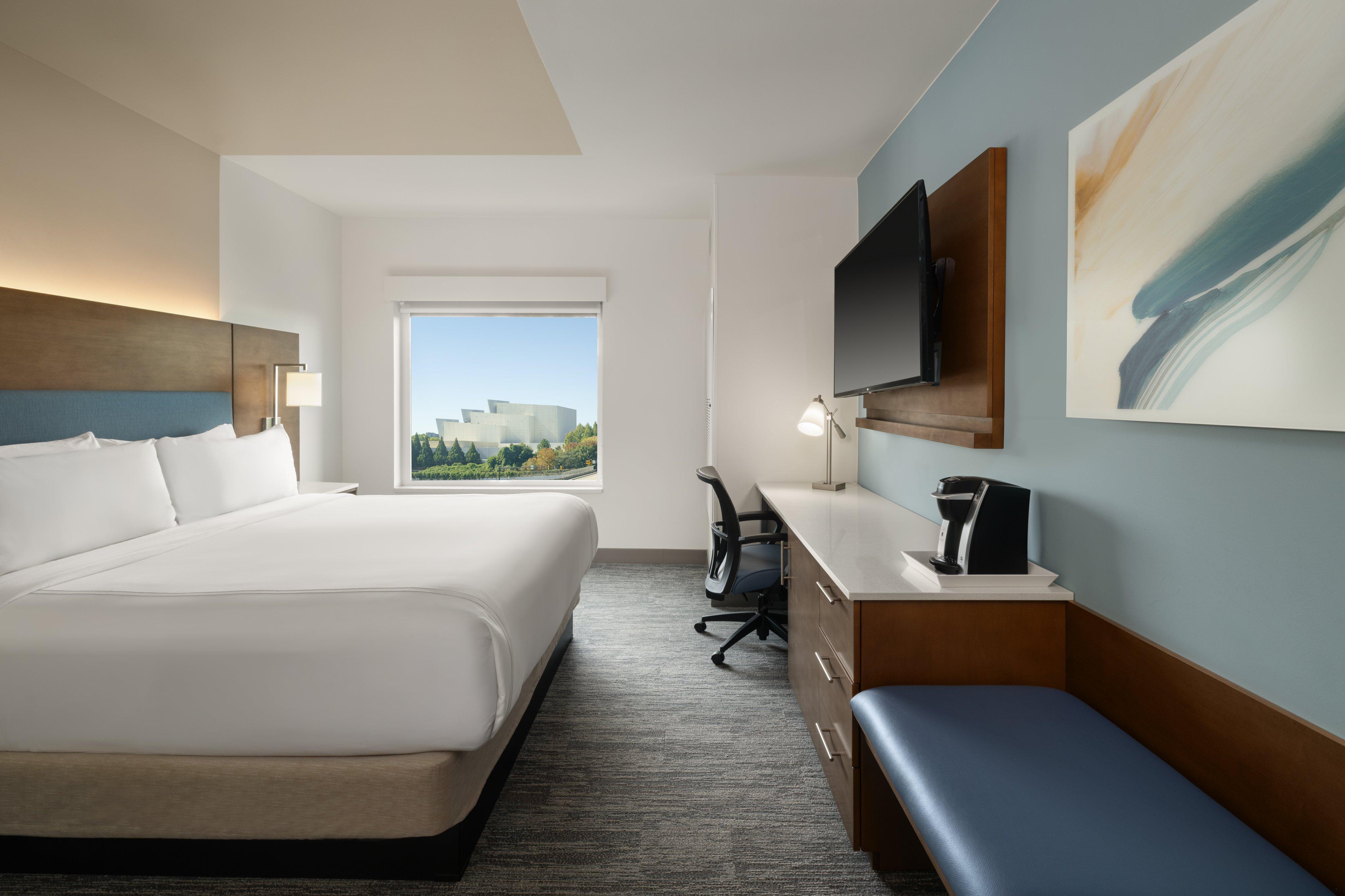 Standard, King Bed, Skyline View