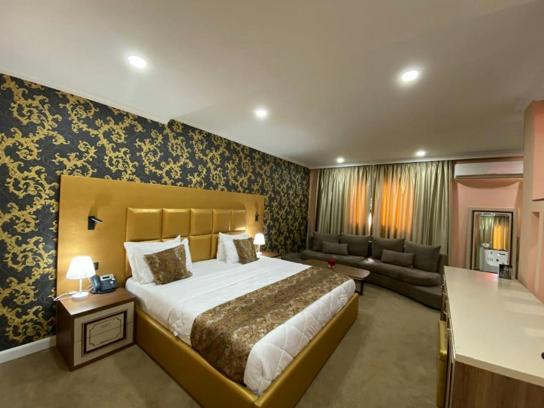Hotel Deluxe 18/43