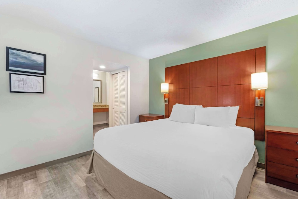 STUDIO, KING BED