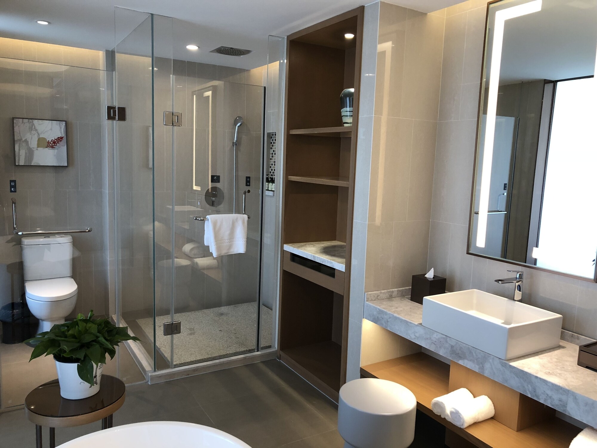 BUSINESS, SUITE