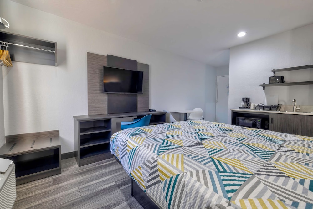 غرفة قياسية بسرير كينج بمطبخ صغير للمدخنين، Studio6 Little Rock, AR - South 2/3