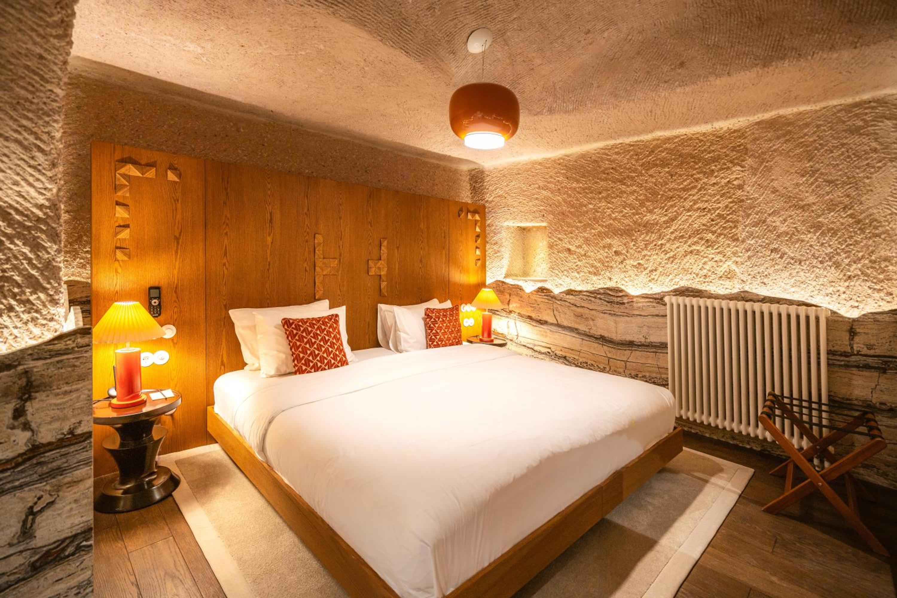 Cave, Junior Suite, 1 Queen and 1 Single Bed