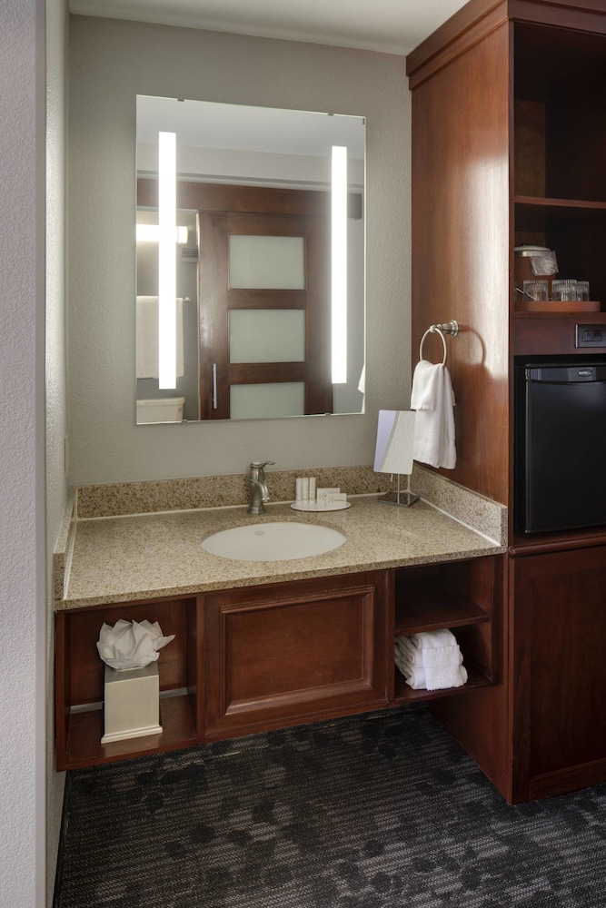 COURTYARD BY MARRIOTT LOGAN AIRPORT 16/49