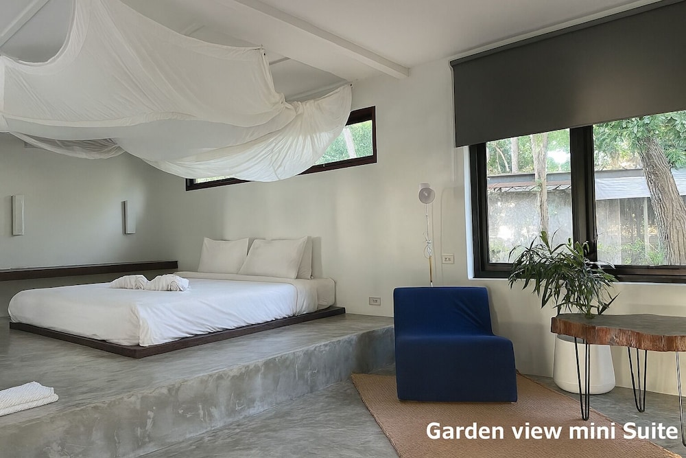 Mini, Suite, Queen Bed, Garden View