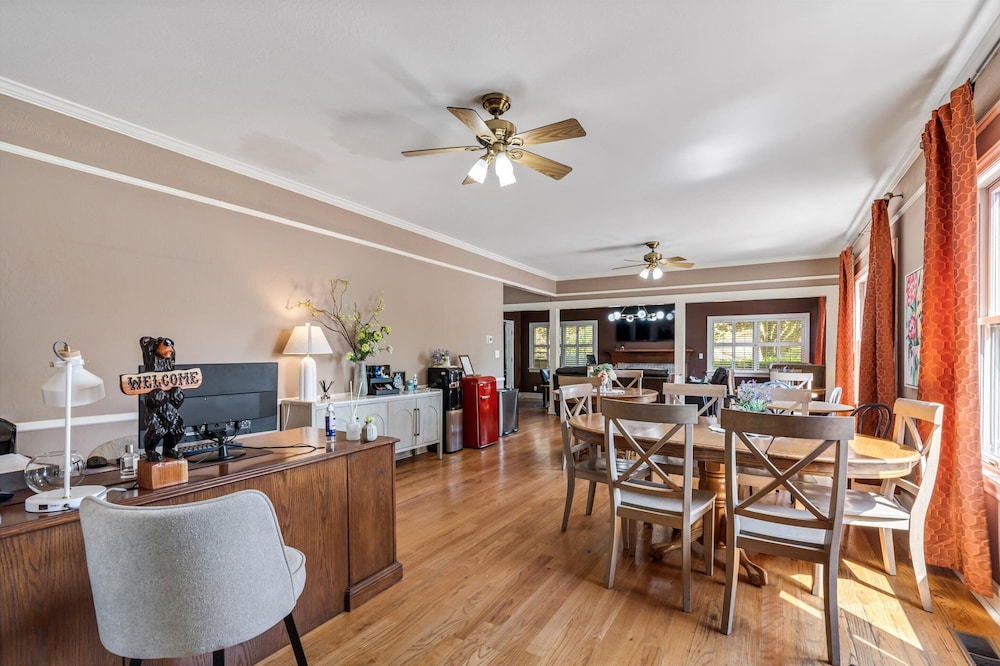 Cinnamon Bear Creekside Inn 48/59