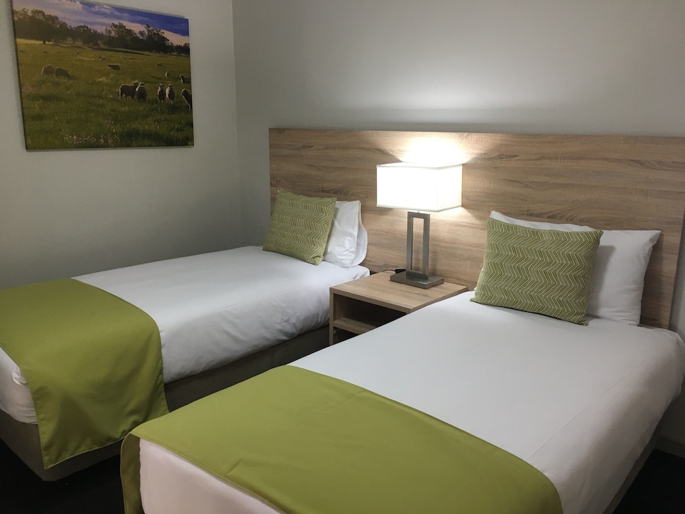 Quality Inn Carriage House 8/44