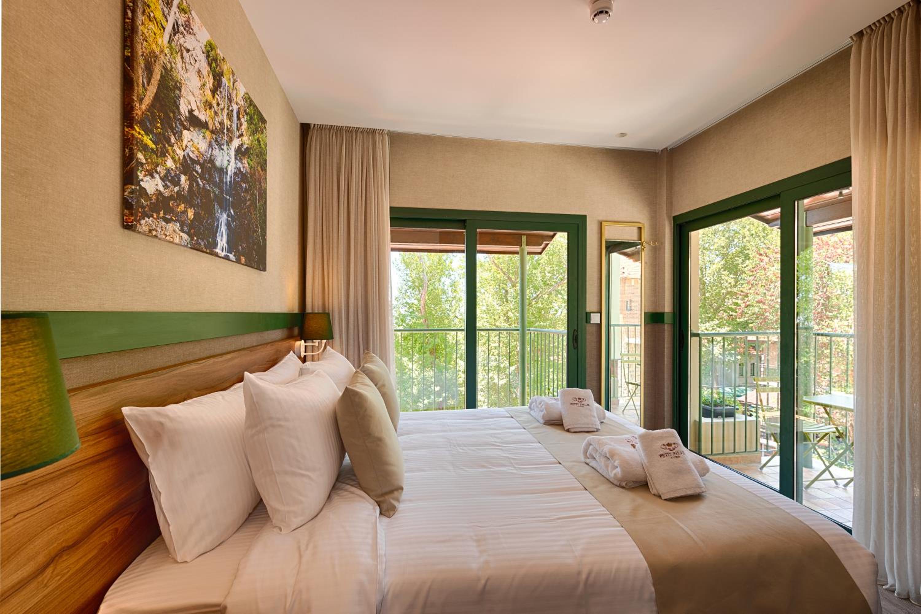 Room, Double Bed, 2 Balconies, Corner