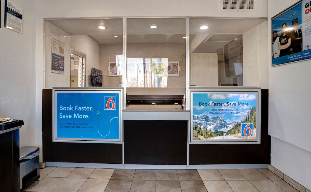 Lobby at Motel6 Bakersfield, CA - South, BAKERSFIELD - CA