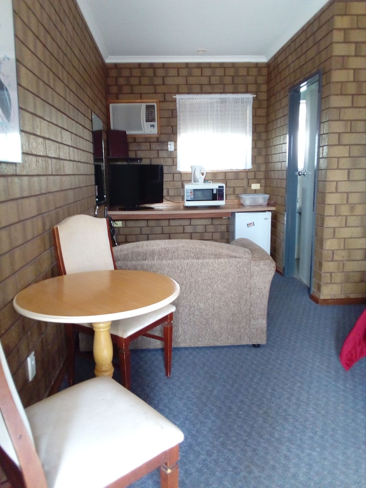 AIRPORT WHYALLA MOTEL 46/58
