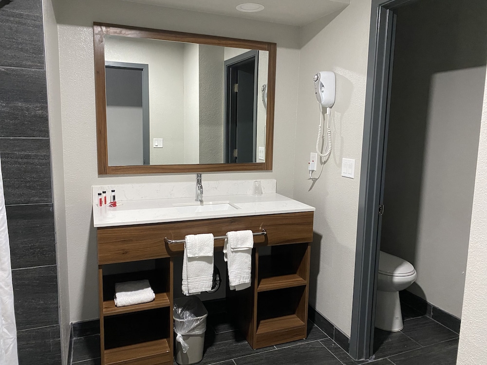 Quality Inn Portland Airport PDX OR 30/34