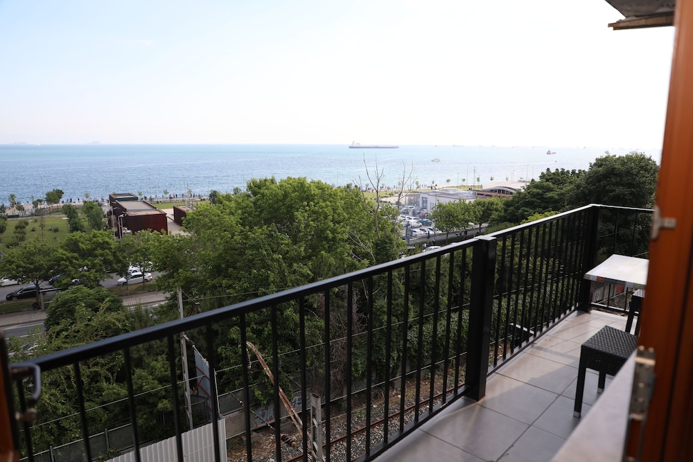 Sea House Suites 2/50