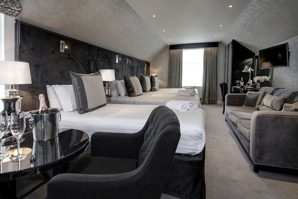 STUDIO, MULTIPLE BEDS, KITCHENETTE