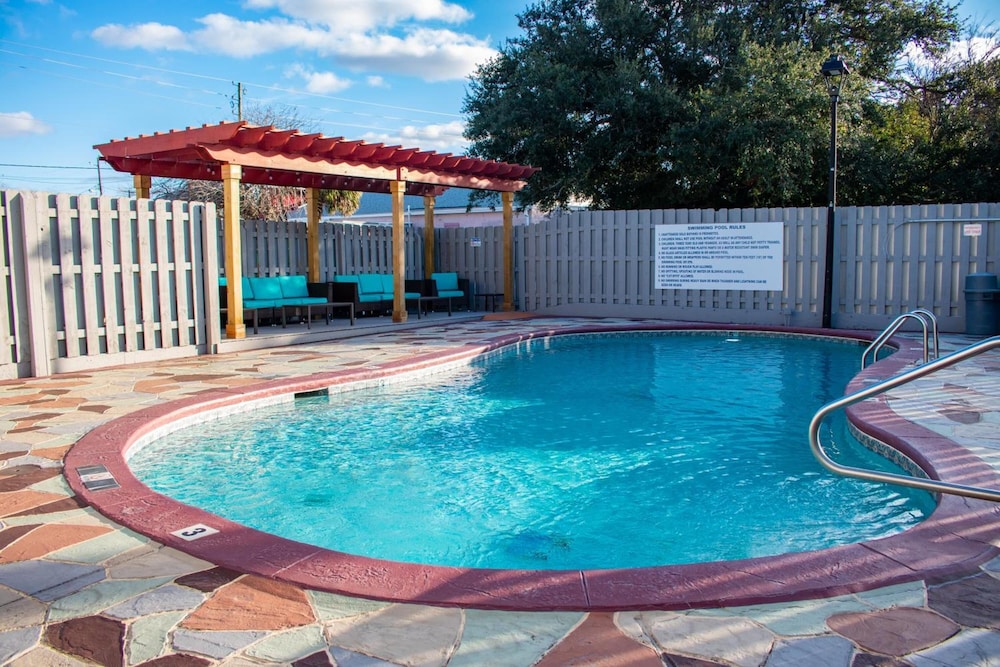 Howard Johnson Inn Tybee Island Savannah GA thumb 2