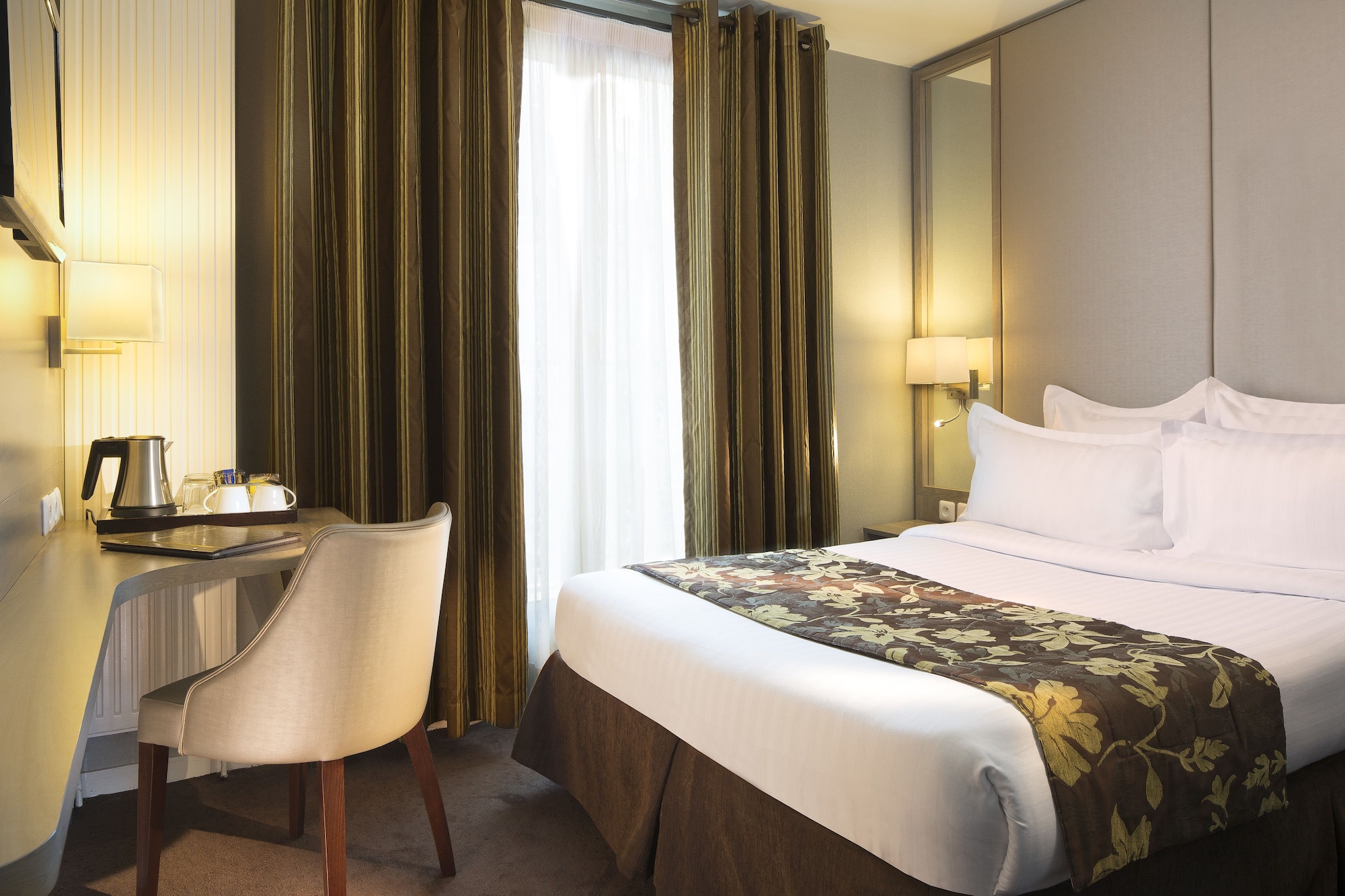 ROOM, DOUBLE BED