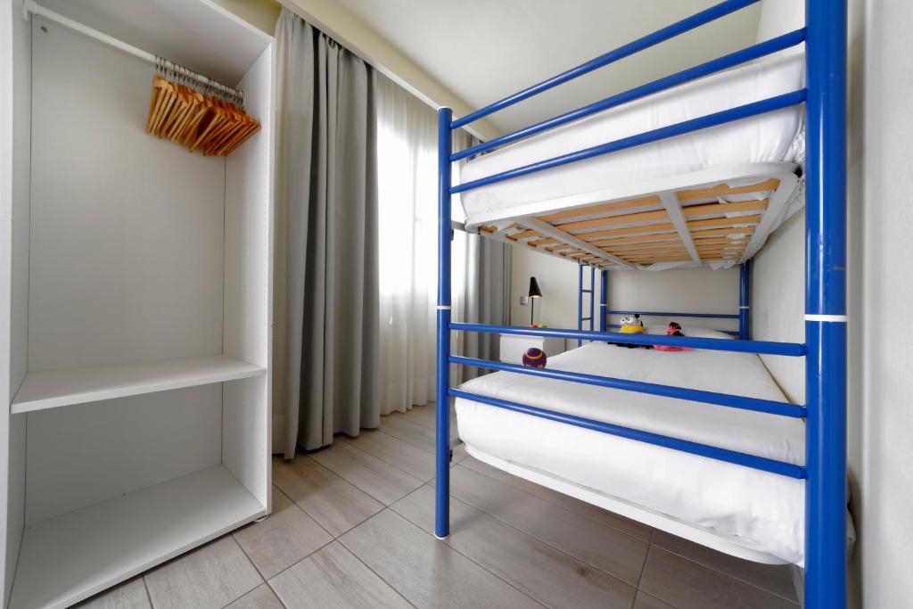 FAMILY SUITE, SINGLE