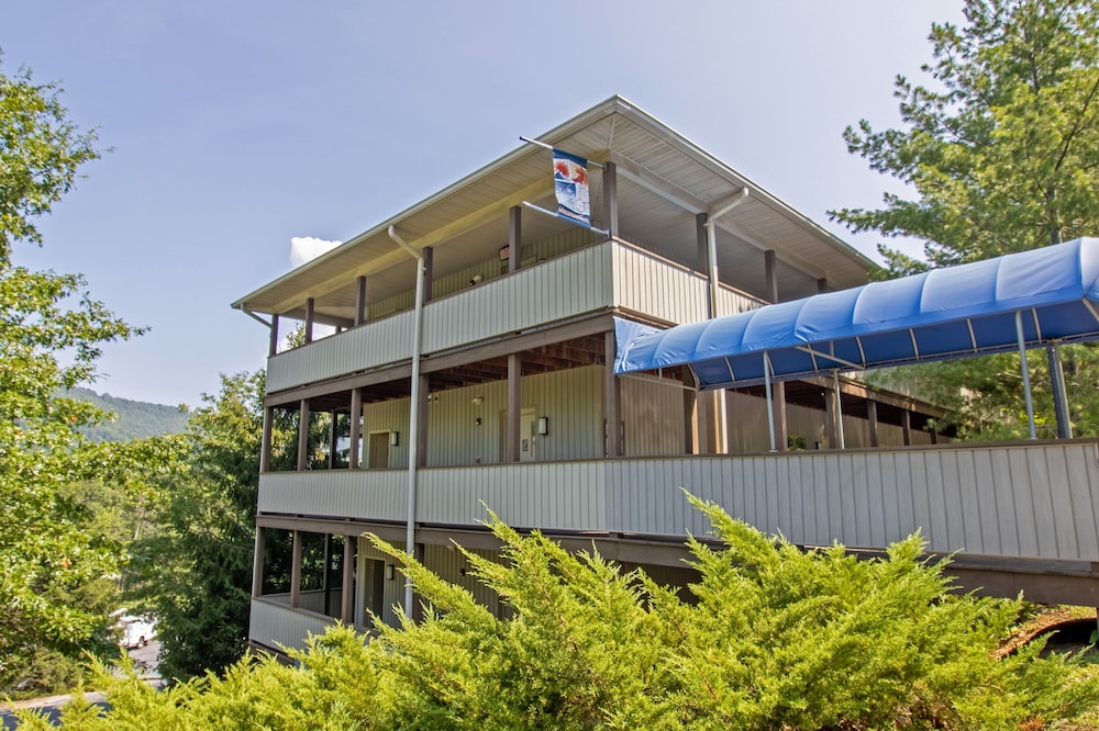 Mountain Villa With Waterpark, Golf, Skiing, Wine Tour Access and More! Massanuttens Shenandoah Vil 2/49
