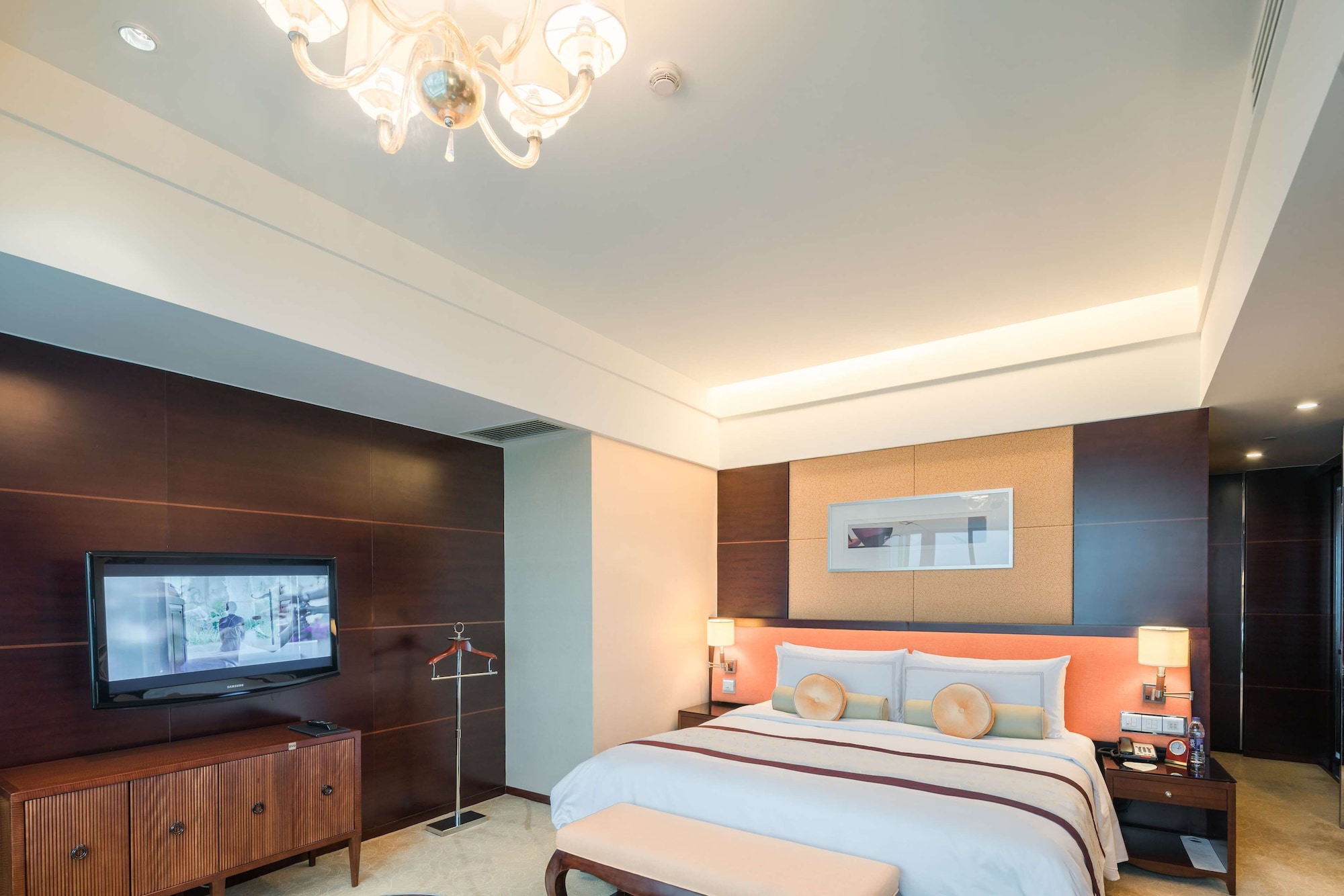 Horizon, King Bed, River View