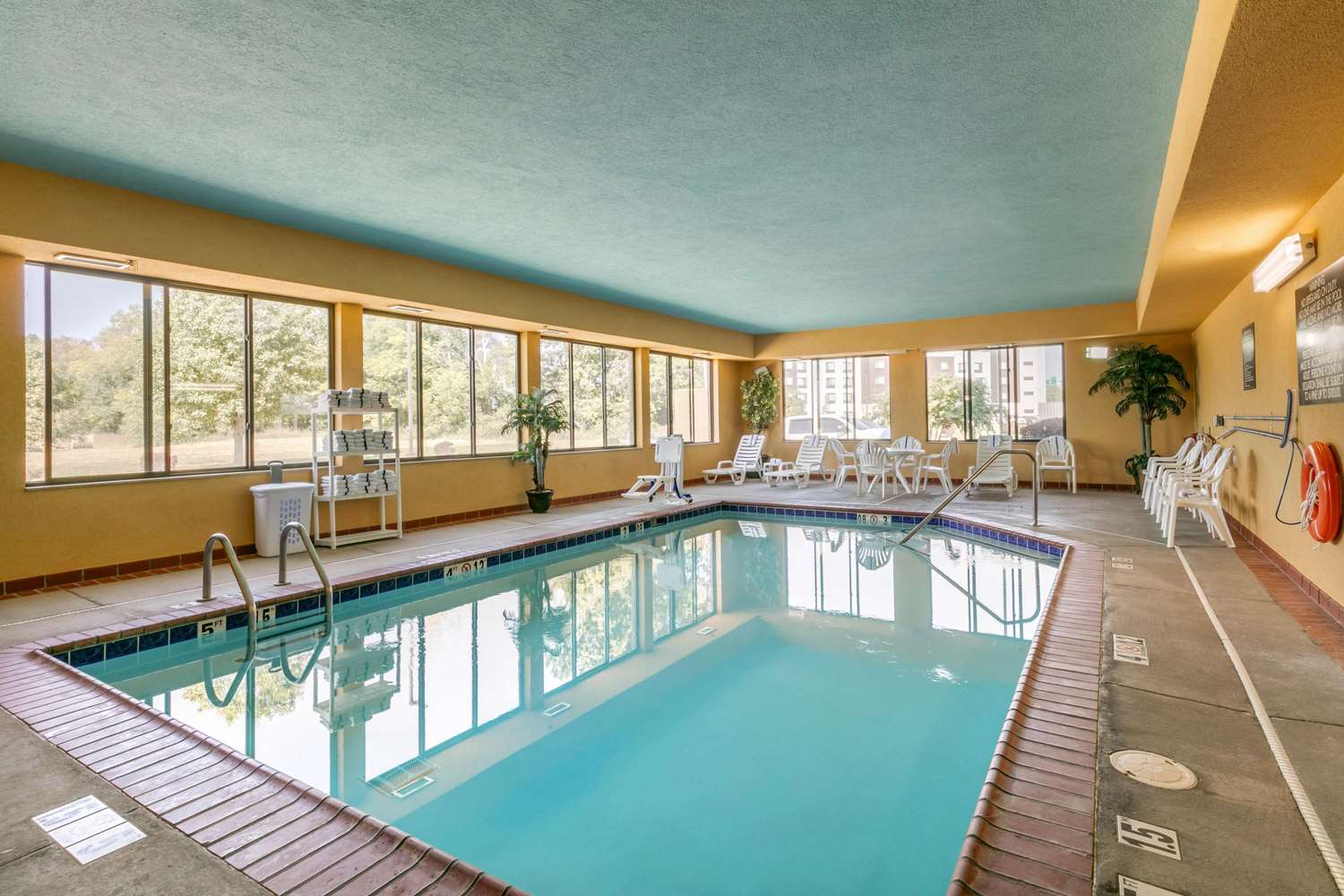 Comfort Suites Hopkinsville near Fort Campbell 7/15