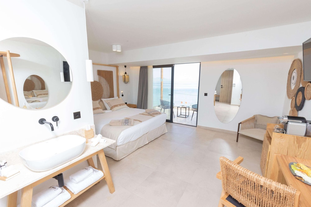 غرفة ديلوكس بسريرين منفصلين بإطلالة على البحر، Cabana Blu Hotel and Suites 4/7