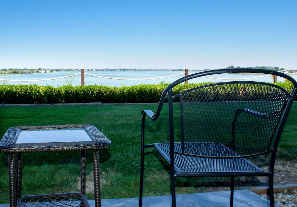 Best Western Plus Lake Front Hotel 21/51