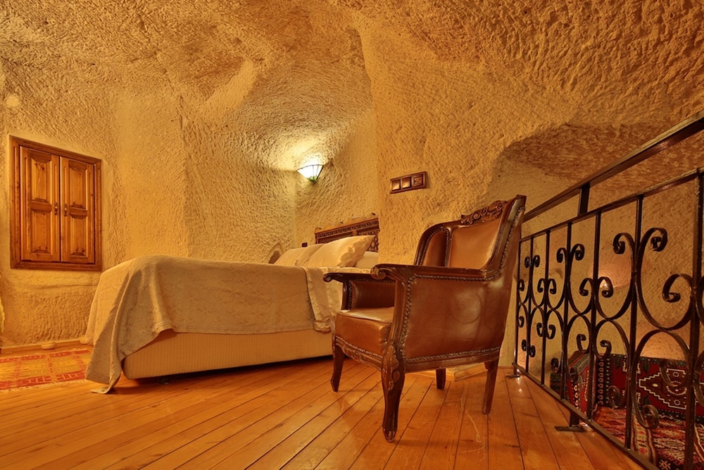 Ascension Cave Suite 21/30
