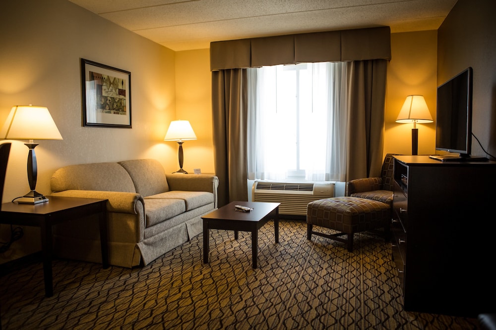 Holiday Inn Express Suites Milford 35/50