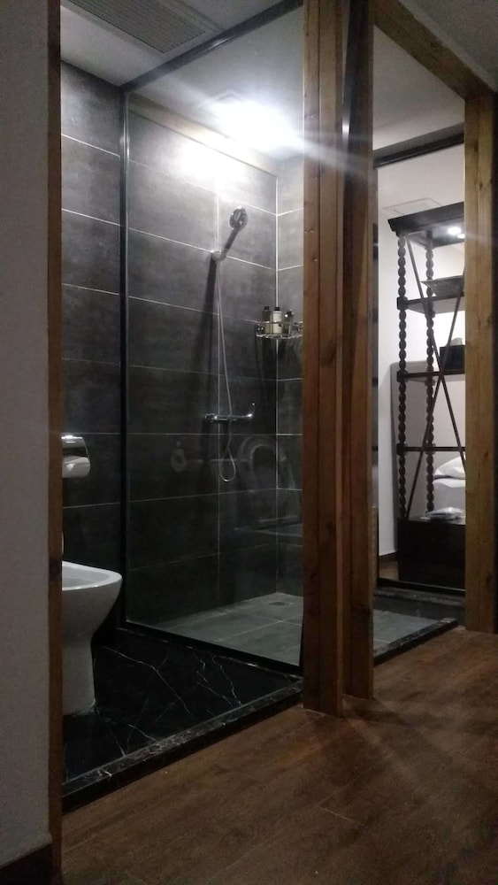 Z-Up Boutique Hotel 24/50
